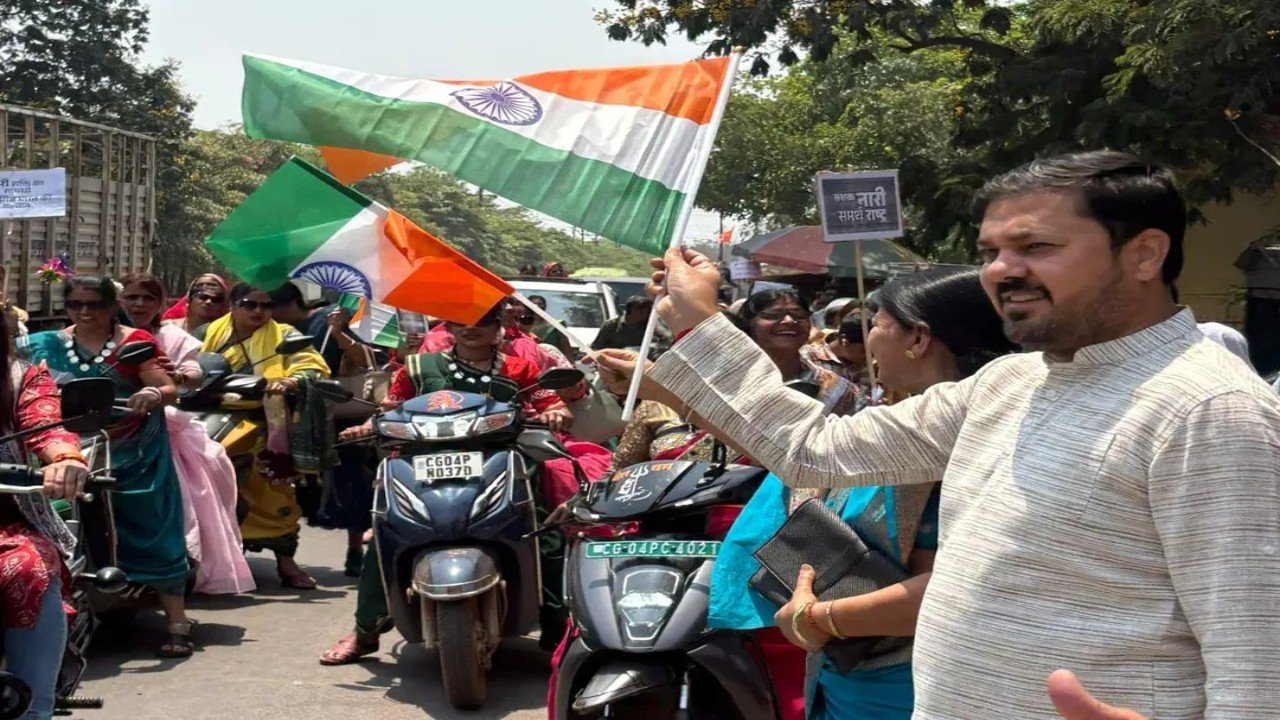 नारी शक्ति का दमदार प्रदर्शन: 33% आरक्षण के समर्थन में रायपुर में महिला मोर्चा की भव्य बाइक रैली, विधायक अनुज शर्मा ने दिखाई हरी झंडी