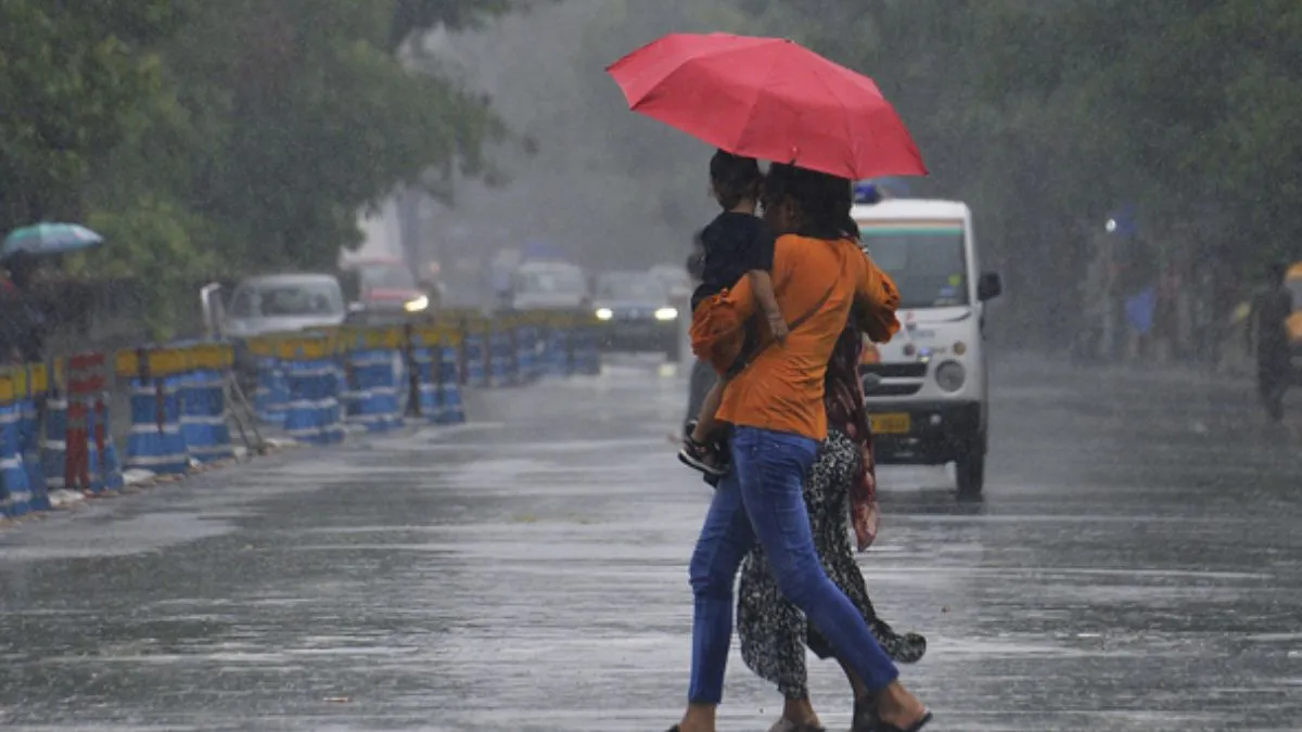 Weather Report: आंधी-बारिश से बदला मौसम: दिल्ली-NCR समेत कई राज्यों में गर्मी से राहत, IMD का अलर्ट जारी