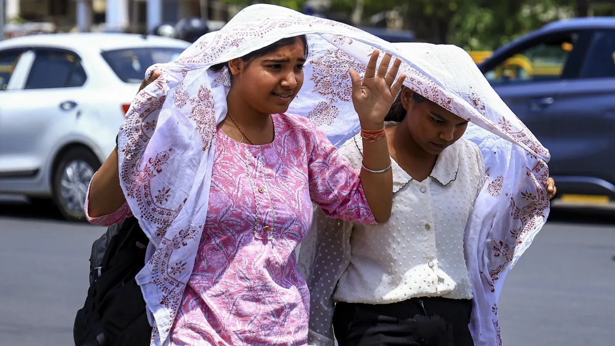 Weather Report: राजधानी में चढ़ेगा पारा, कई राज्यों में लू और भारी बारिश का अलर्ट, जानिए आपके शहर के मौसम का हाल