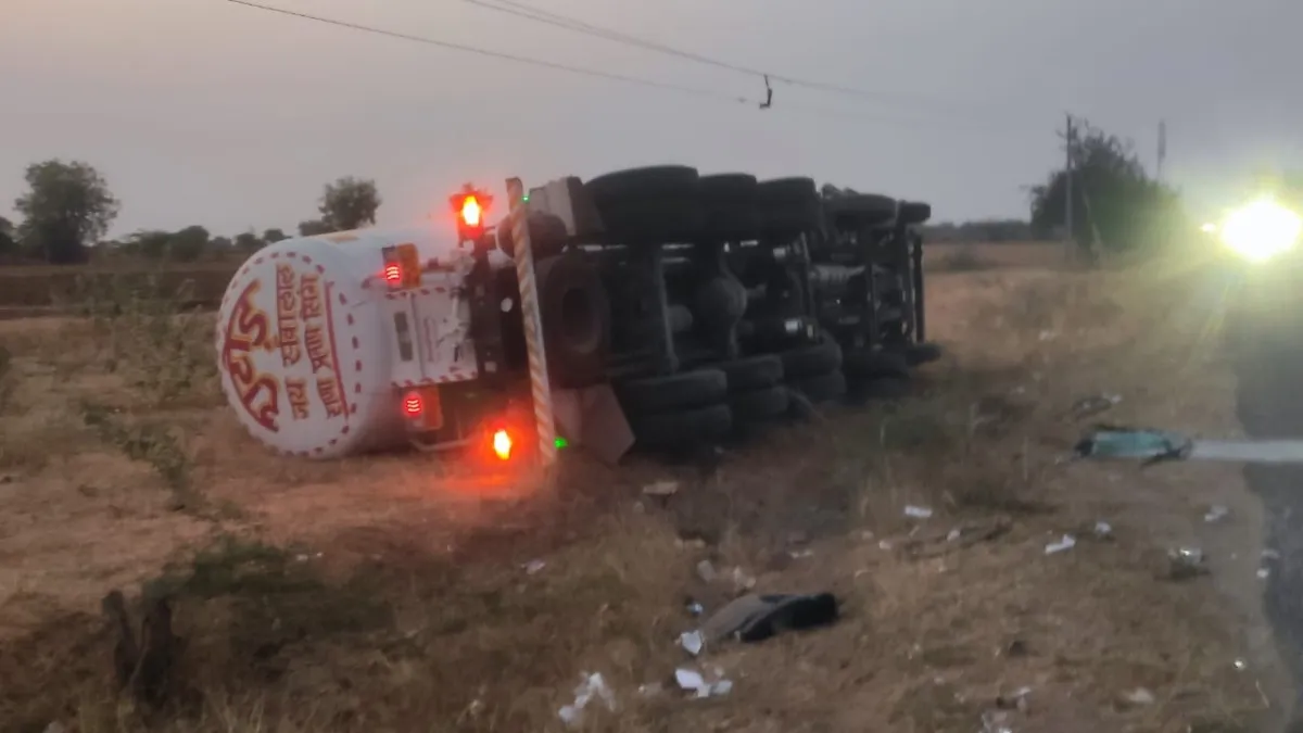 दर्दनाक सड़क हादसा: लॉरी से टकराई बोलेरो, 8 तीर्थयात्रियों की मौत और 12 घायल, परिवहन मंत्री ने जताया दुख