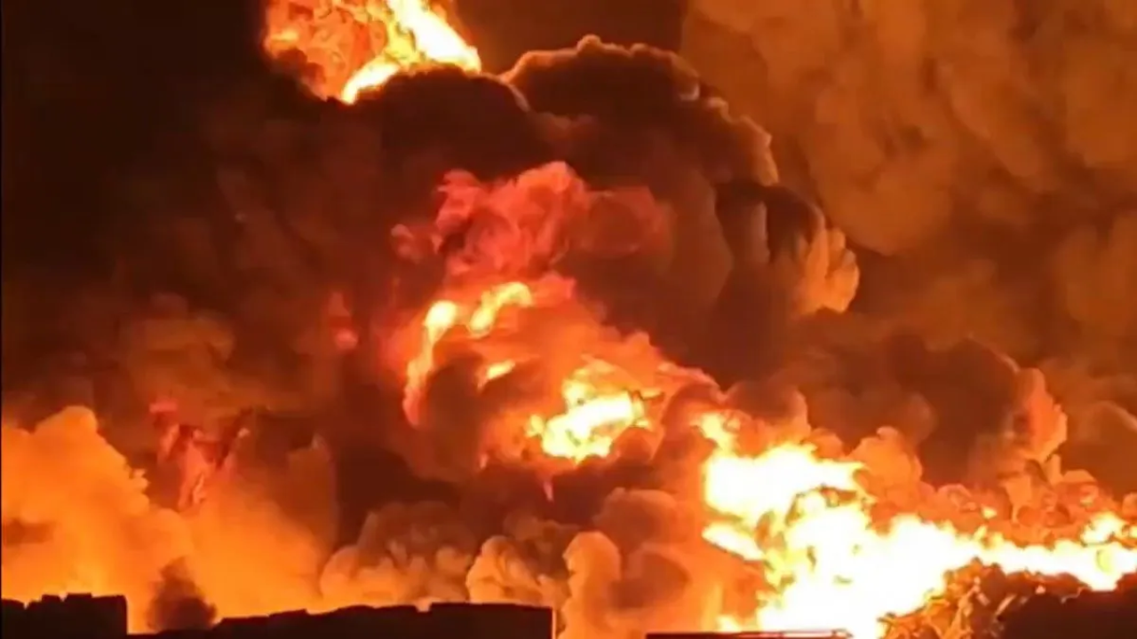 धार के पीथमपुर इंडस्ट्रियल एरिया में भीषण आग: ‘हजारगो वेस्ट’ कंपनी में मचा हड़कंप, दमकल की टीमें जुटीं