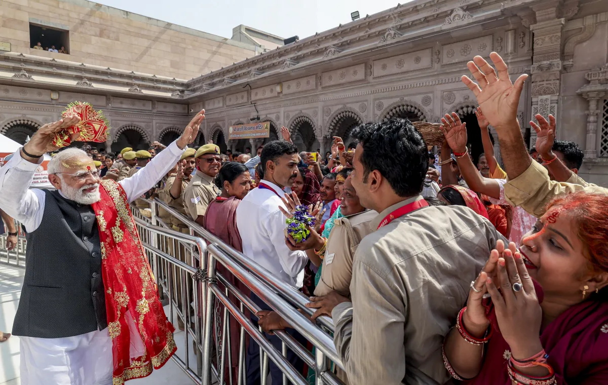 वाराणसी में पीएम मोदी का भव्य दौरा: काशी विश्वनाथ में विशेष पूजा, गंगा द्वार पर वैदिक घड़ी का अवलोकन