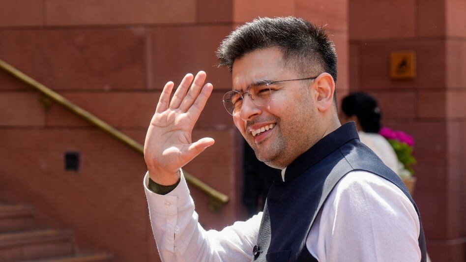 AAP को बड़ा झटका: राघव चड्ढा समेत 7 सांसदों ने छोड़ी पार्टी, BJP में हुए शामिल