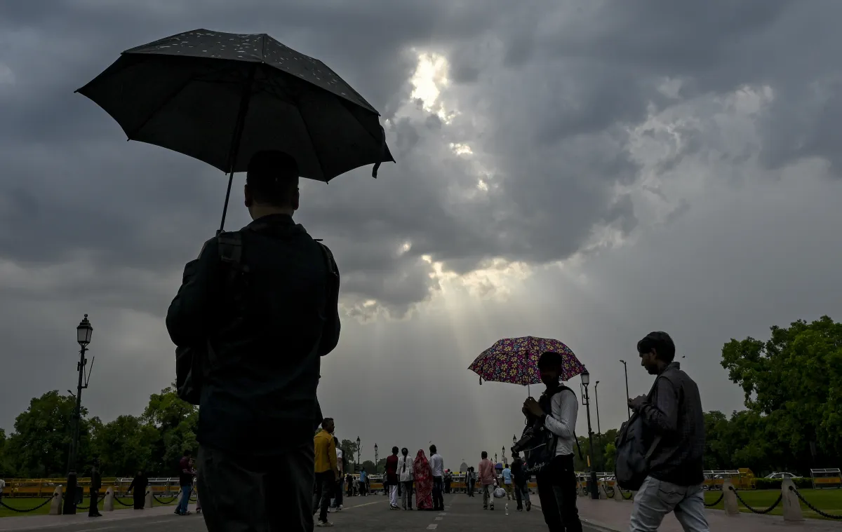 Weather Update: देशभर में मौसम का डबल अटैक: मध्य भारत में हीटवेव का अलर्ट, पूर्वोत्तर में भारी बारिश की चेतावनी