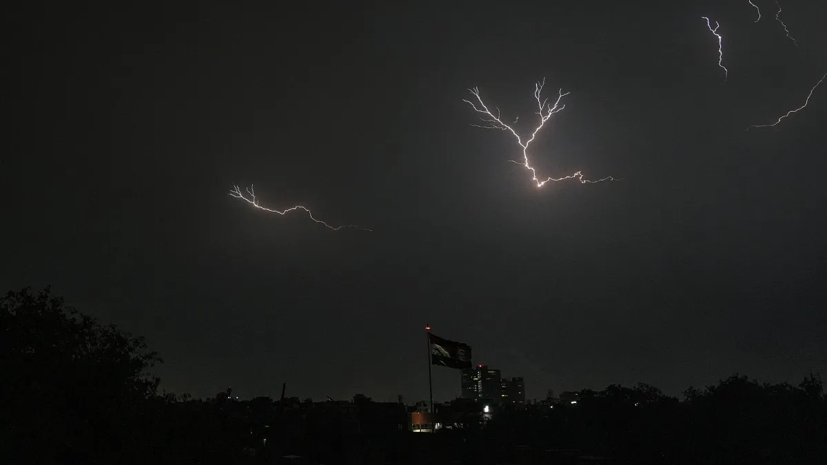 Weather Update: देशभर में मौसम का बदला मिजाज, कई राज्यों में बारिश-ओलावृष्टि का ऑरेंज अलर्ट, जानें आपके शहर का हाल