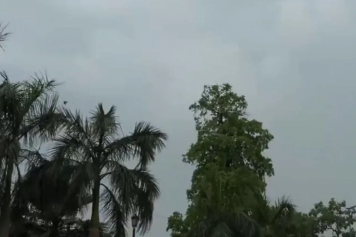 Weather Update: बदला मौसम का मिजाज: तेज बारिश और हवाओं से गर्मी से राहत, कई इलाकों में छाए काले बादल