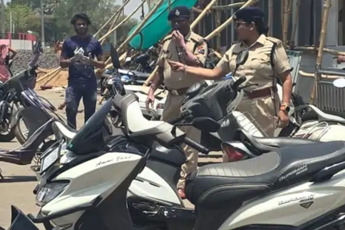 राजनांदगांव रेलवे स्टेशन में अवैध पार्किंग पर RPF का बड़ा एक्शन, 27 वाहन चालकों पर कार्रवाई