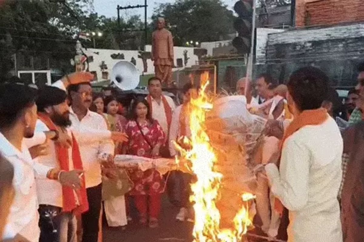 रामभद्राचार्य पर टिप्पणी से बढ़ा विवाद: बिलासपुर में चरणदास महंत का पुतला दहन, माफी की मांग
