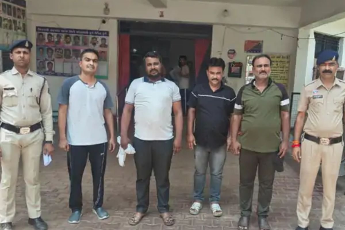 दुर्ग में आईपीएल ऑनलाइन सट्टा गिरोह का भंडाफोड़: 7 गिरफ्तार, मोबाइल और कैश जब्त