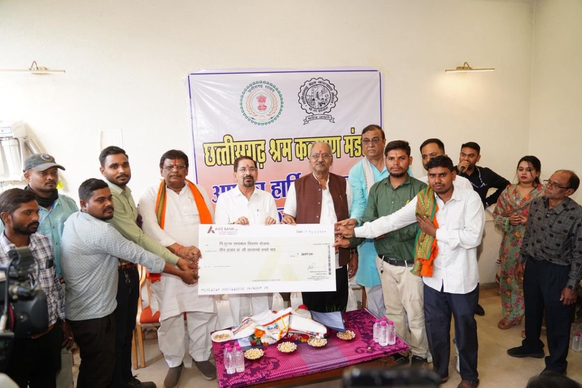 मजदूर दिवस पर खास सौगात: बृजमोहन अग्रवाल ने 500 श्रमिकों को दी साइकिल सहायता, 17 लाख रुपये DBT से खातों में ट्रांसफर