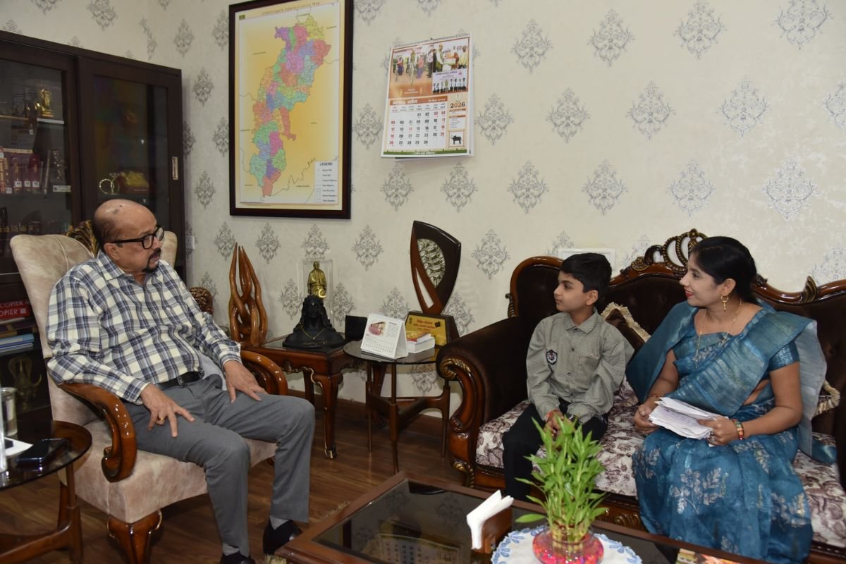 ‘गूगल बॉय’ रुद्र ने राज्यपाल रमेन डेका को किया प्रभावित, लोक भवन में मिला सम्मान