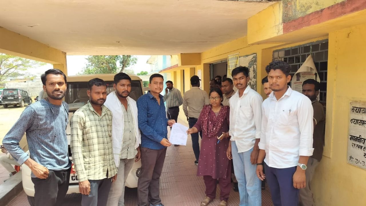 भीषण गर्मी में बिजली संकट से त्रस्त ग्रामीण, युवाओं ने एसडीएम को सौंपा ज्ञापन