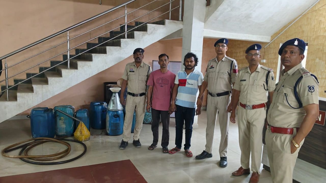 प्रतापपुर पुलिस का बड़ा खुलासा: ढाबे में चल रहा था डीजल चोरी का खेल, 950 लीटर डीजल समेत 2 टैंकर जब्त