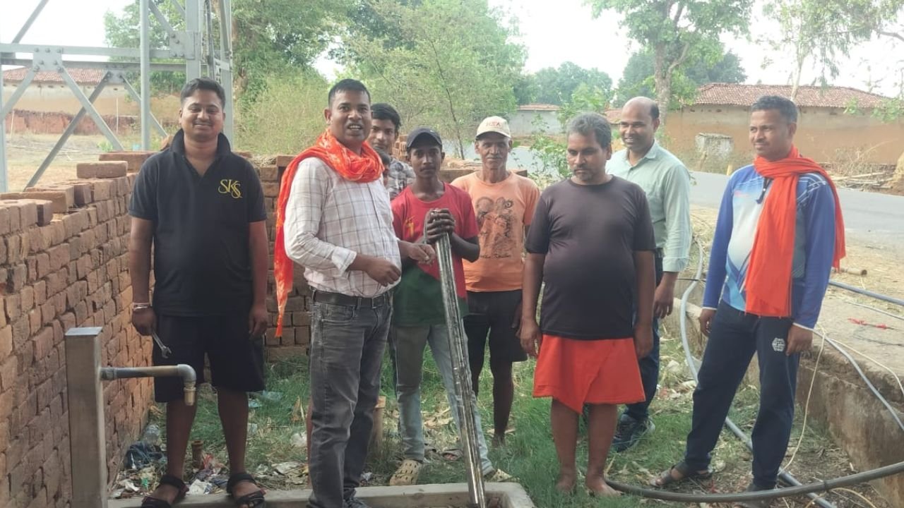 सूरजपुर: खबर छपते ही हरकत में आया क्रेडा विभाग, खराब मोटर लेकर पहुंची टीम, घंटों कोशिश के बाद भी नहीं चालू हुआ सौर पंप