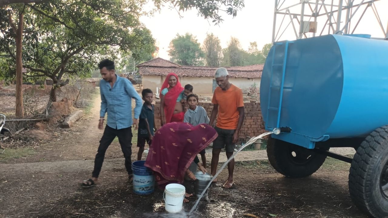 सूरजपुर: भीषण गर्मी में सरपंच सूरजपति की सराहनीय पहल, टैंकर से पहुंचाया ग्रामीणों तक पेयजल