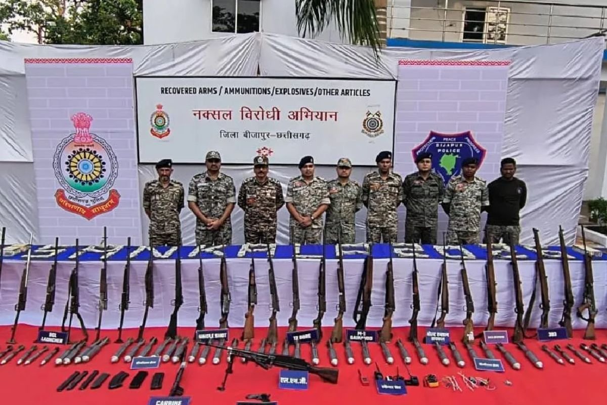 बीजापुर में सुरक्षा बलों की बड़ी कार्रवाई, माओवादियों के ठिकानों से 65 लाख नकद और भारी मात्रा में हथियार बरामद