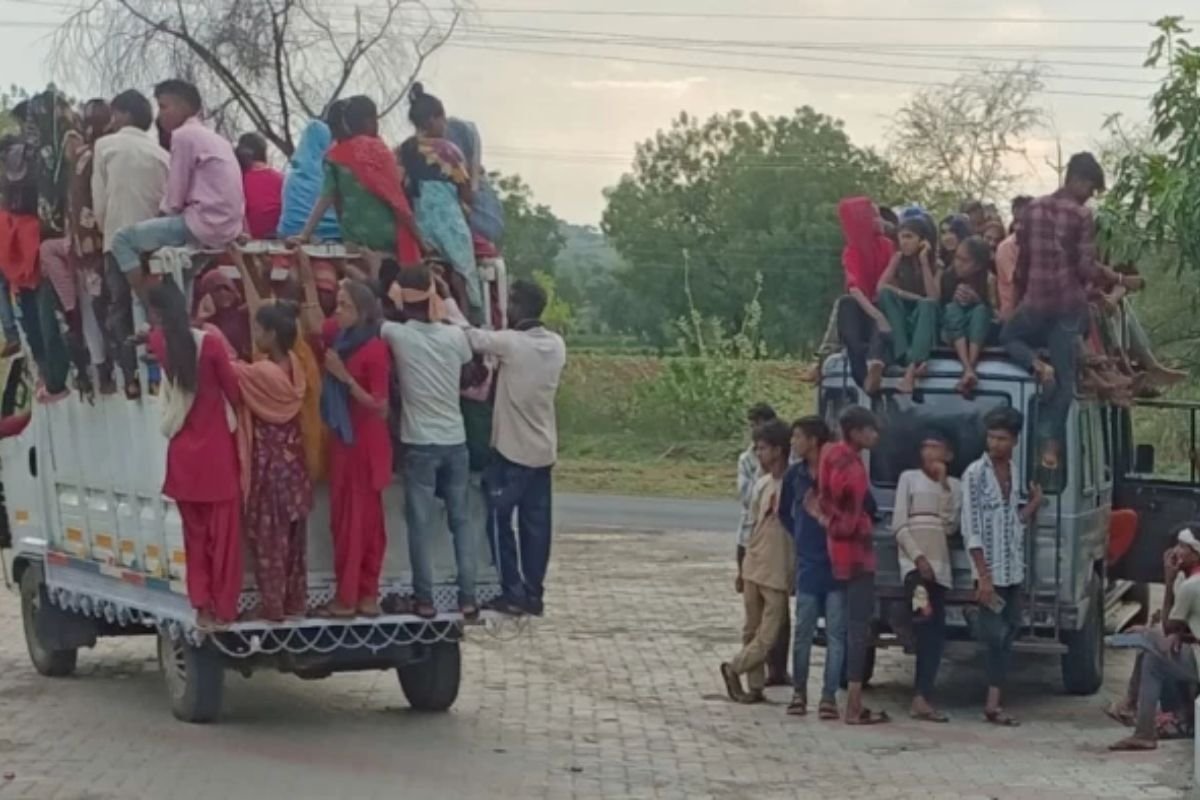डही में ओवरलोड वाहनों में सफर को मजबूर मजदूर, हादसों के बाद भी नहीं जाग रहा प्रशासन