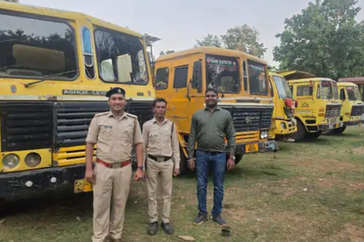 बस्तर में अवैध खनन पर बड़ी कार्रवाई: रेत-चूना पत्थर की तस्करी करते 36 वाहन जब्त, 4 भंडारणकर्ताओं पर केस