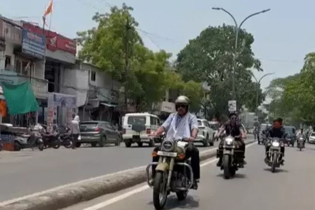 बुलेट चलाकर DMF बैठक में पहुंचे विधायक सुशांत शुक्ला, ‘नो VIP कल्चर’ और सादगी की हो रही चर्चा