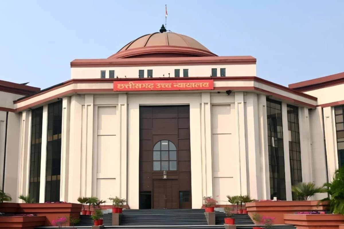 फर्जी जाति प्रमाणपत्र के सहारे 35 साल नौकरी? आबकारी अधिकारी के खिलाफ मामला हाईकोर्ट पहुंचा