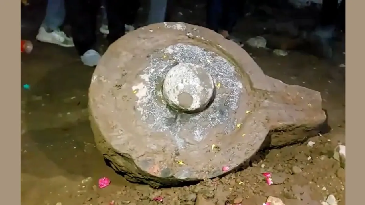 उज्जैन में खुदाई के दौरान मिला विशाल शिवलिंग, बुद्ध पूर्णिमा पर महाकाल नगरी में उमड़ा आस्था का सैलाब