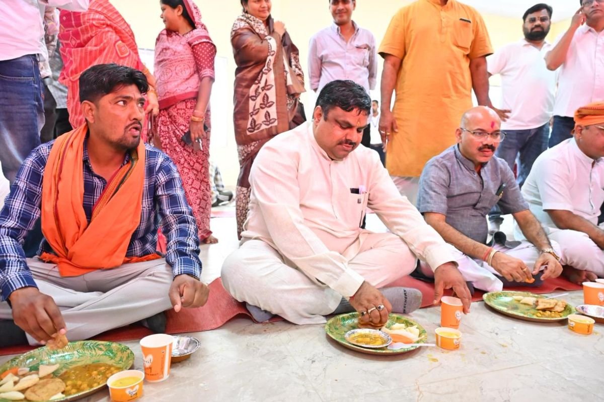 श्रमिक दिवस पर सेवा सदन में सामूहिक भोजन, मंत्री गजेन्द्र यादव ने श्रमिकों संग किया संवाद