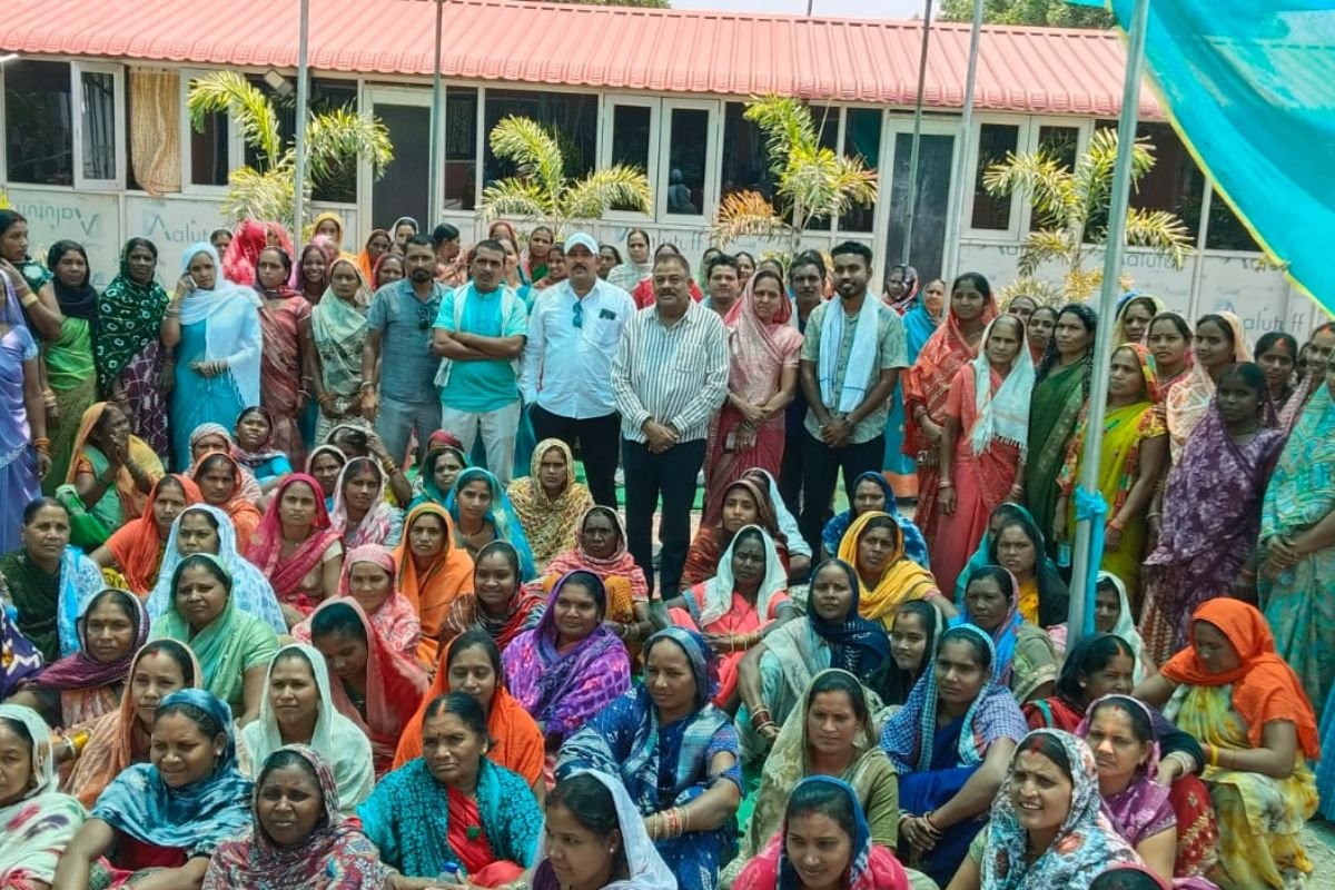 Dongargaon News: सड़क निर्माण में देरी पर भड़के ग्रामीण, विधायक को दिया एक माह का अल्टीमेटम