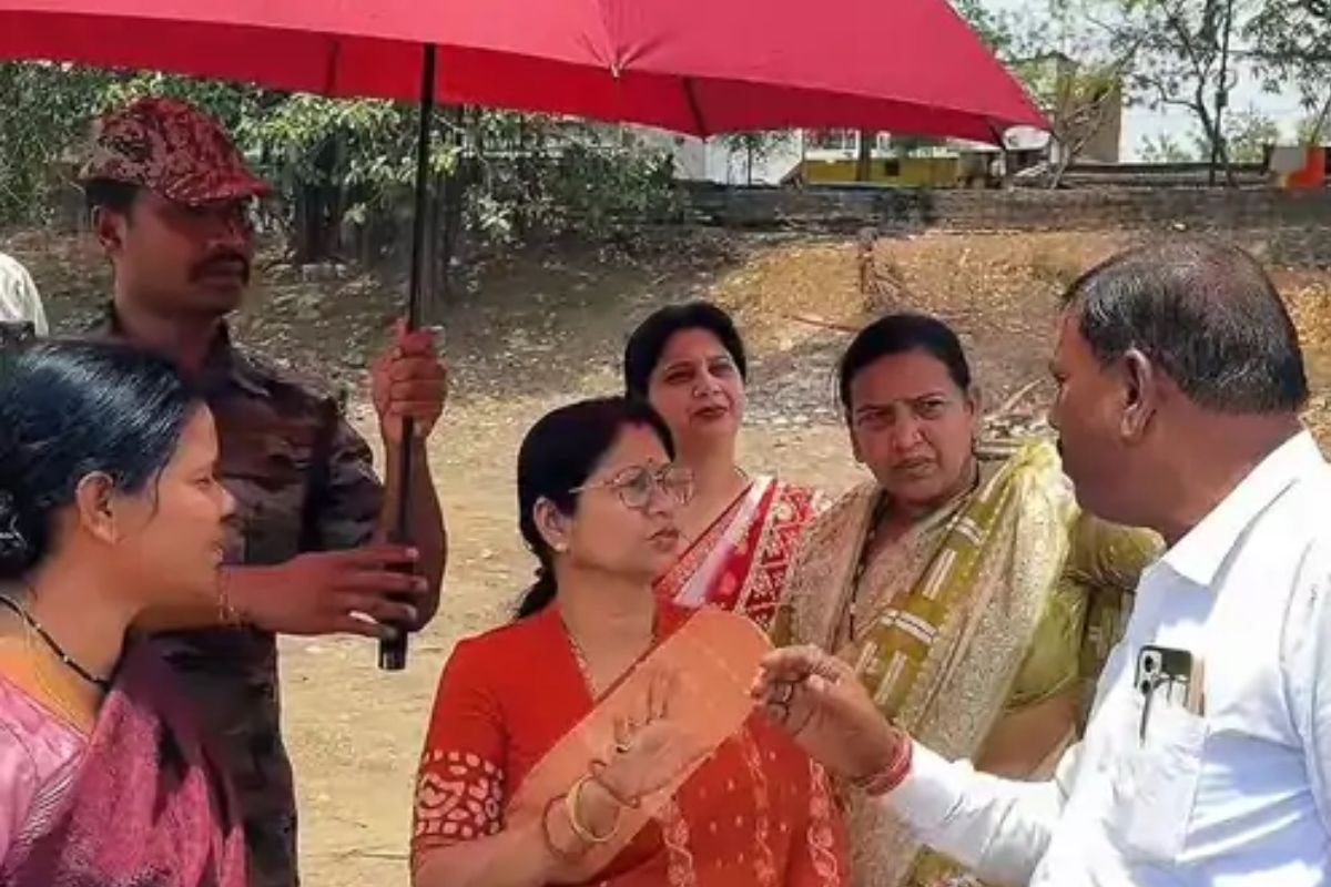 दुर्ग महापौर अल्का बाघमार फिर विवादों में: हथियारबंद जवान छाता लेकर चलते दिखा, वीडियो पर मचा बवाल