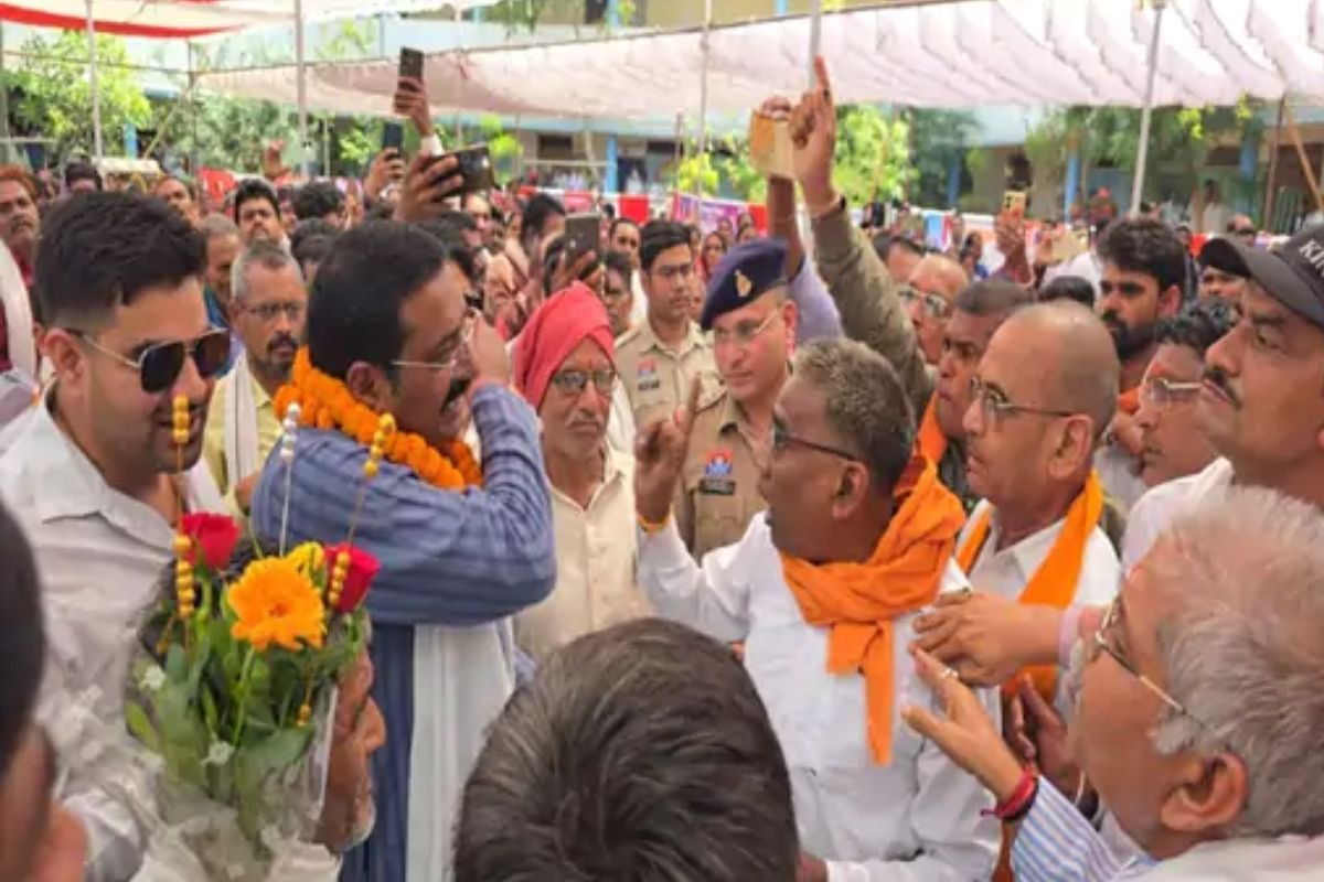 सुशासन तिहार में मंच पर भिड़े धरमलाल कौशिक और राजेंद्र शुक्ला, ‘चोर-चोर’ के नारों के बीच बढ़ा विवाद