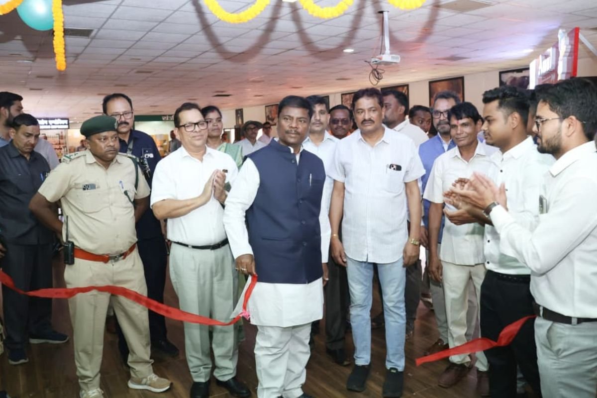 नंदनवन जू और जंगल सफारी में बढ़ीं आधुनिक सुविधाएं, वन मंत्री केदार कश्यप ने ई-बस और नौकायन सेवा का किया शुभारंभ