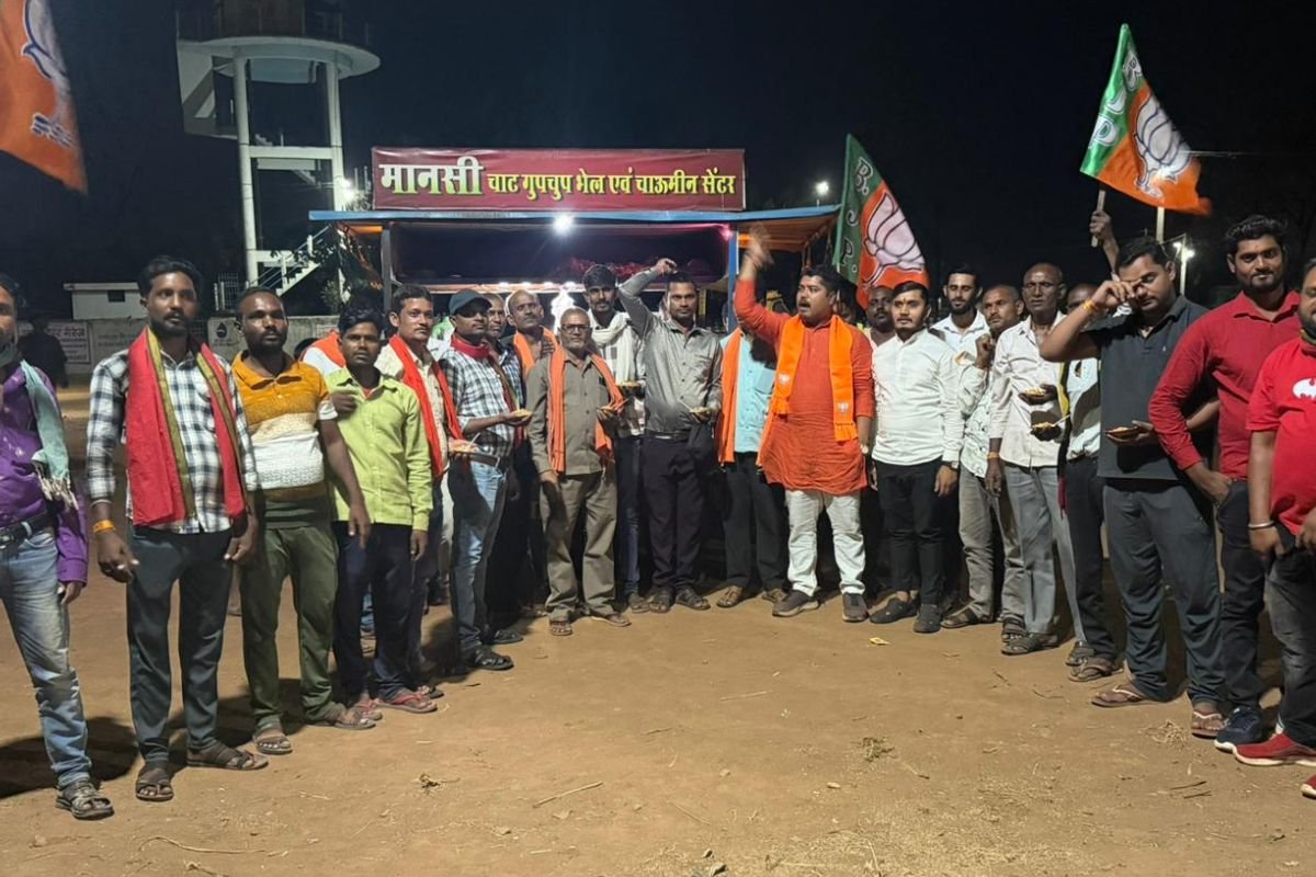 तीन राज्यों में भाजपा की प्रचंड जीत: सांकरा में जश्न का माहौल, कार्यकर्ताओं ने बांटी मिठाई