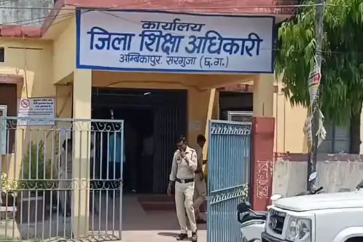 छात्रा के साथ आपत्तिजनक स्थिति में मिला शिक्षक बर्खास्त, वायरल वीडियो के बाद शिक्षा विभाग की कार्रवाई