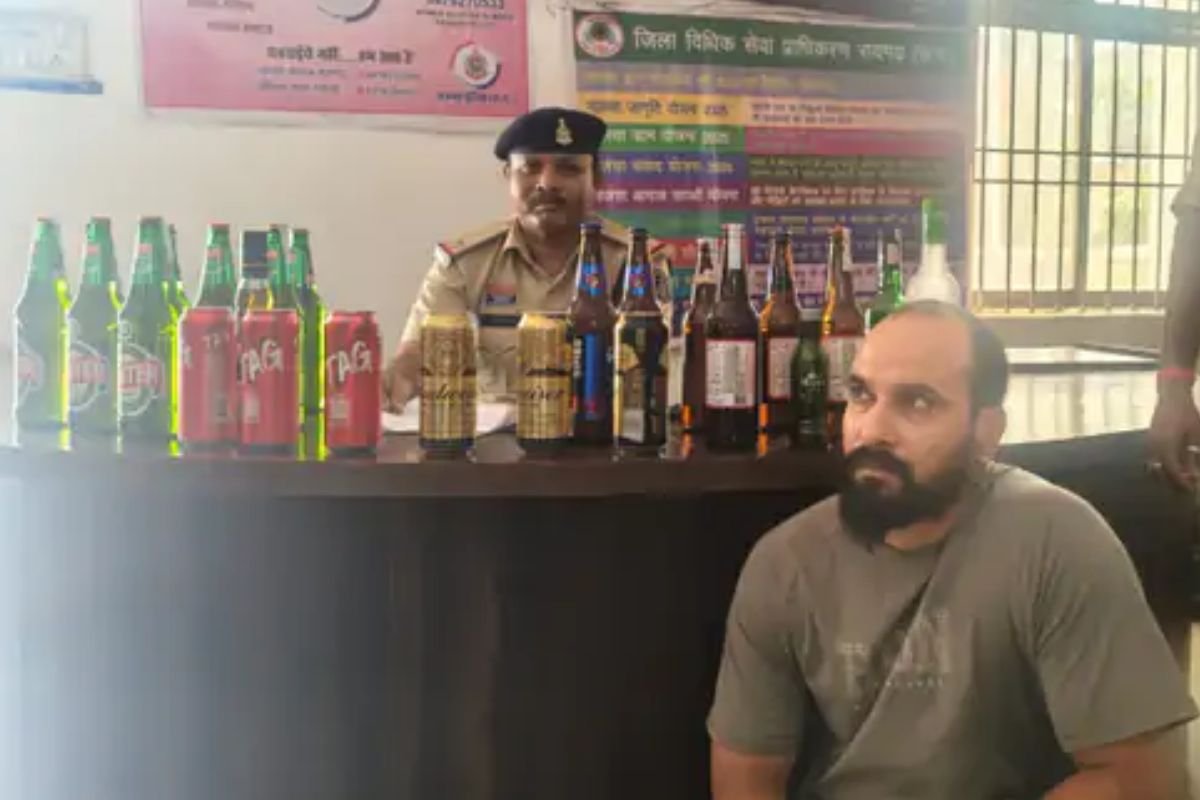 रायगढ़ के जानकी होटल में अवैध शराब बिक्री का भंडाफोड़, मैनेजर गिरफ्तार