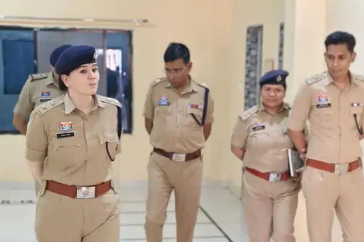 राजनांदगांव: घुमका नगर पंचायत चुनाव के लिए सुरक्षा चाक-चौबंद, एसपी अंकिता शर्मा ने किया मतदान केंद्रों का निरीक्षण