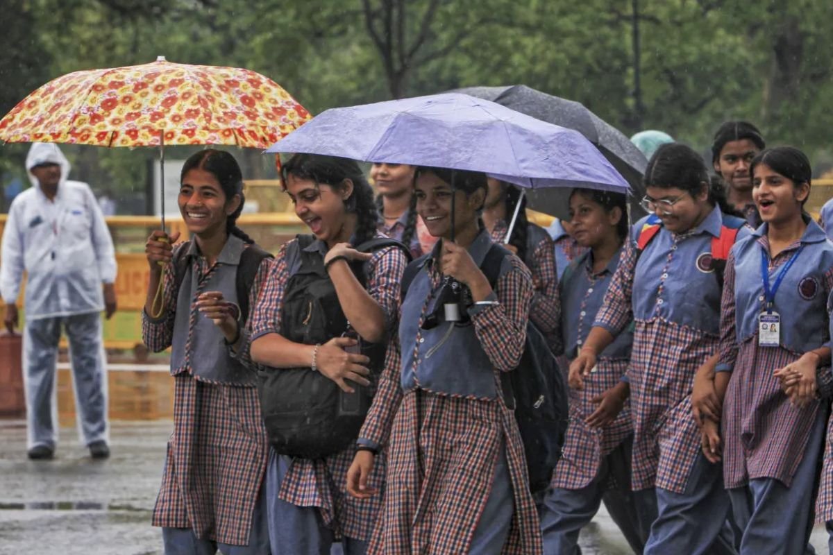 Weather Update Today: बदला मौसम का मिजाज: बारिश-ओलावृष्टि से राहत, कई राज्यों में आंधी-तूफान का अलर्ट