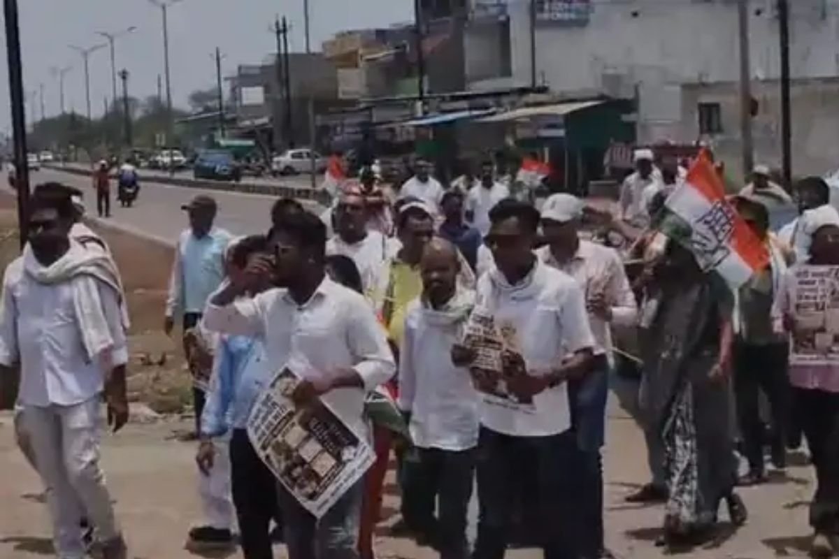धमतरी में महंगाई के खिलाफ कांग्रेस का प्रदर्शन: कार-बाइक रस्सी से खींचकर पहुंचे पेट्रोल पंप