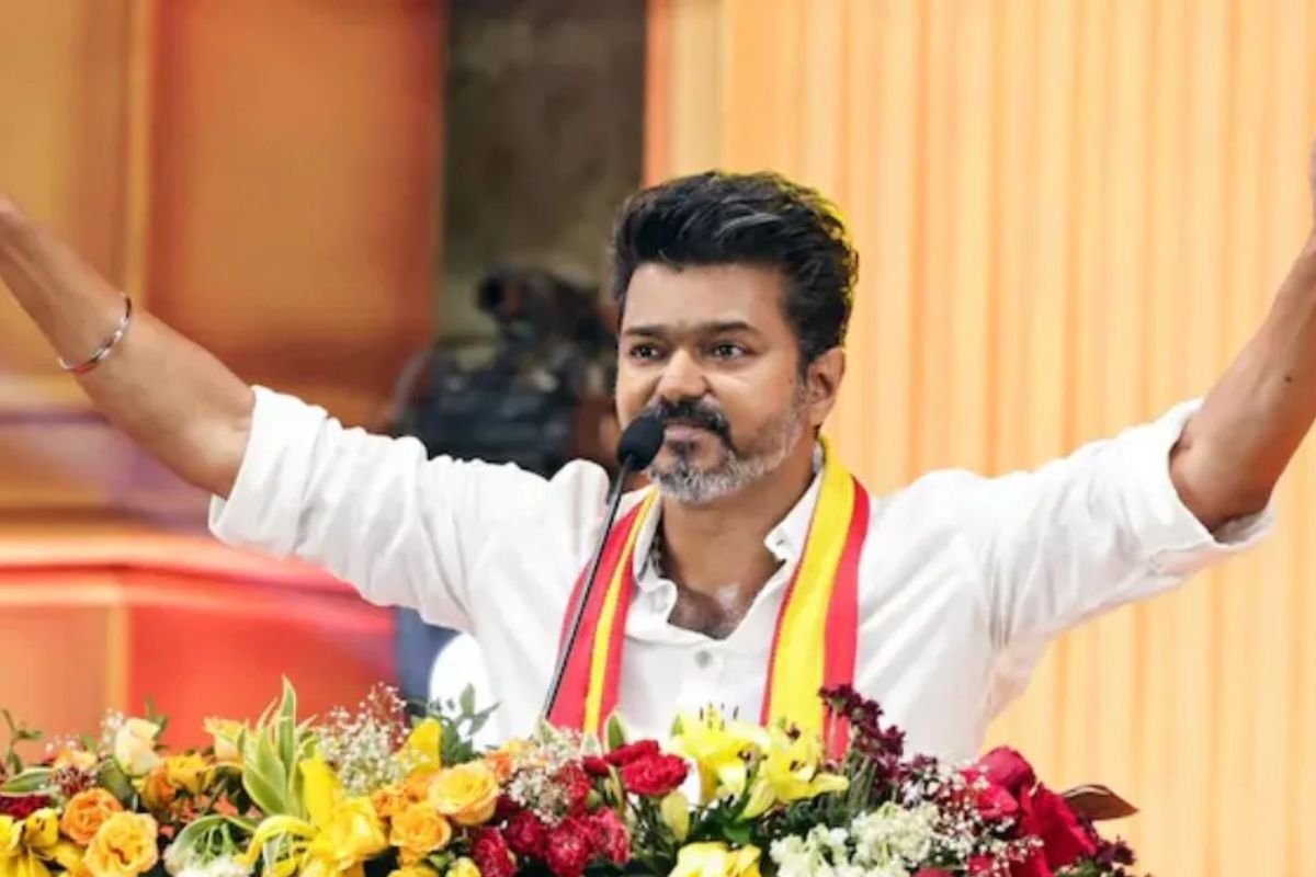 तमिलनाडु में TVK का धमाका: रुझानों में थलपति विजय की पार्टी सबसे आगे, DMK-AIADMK पीछे