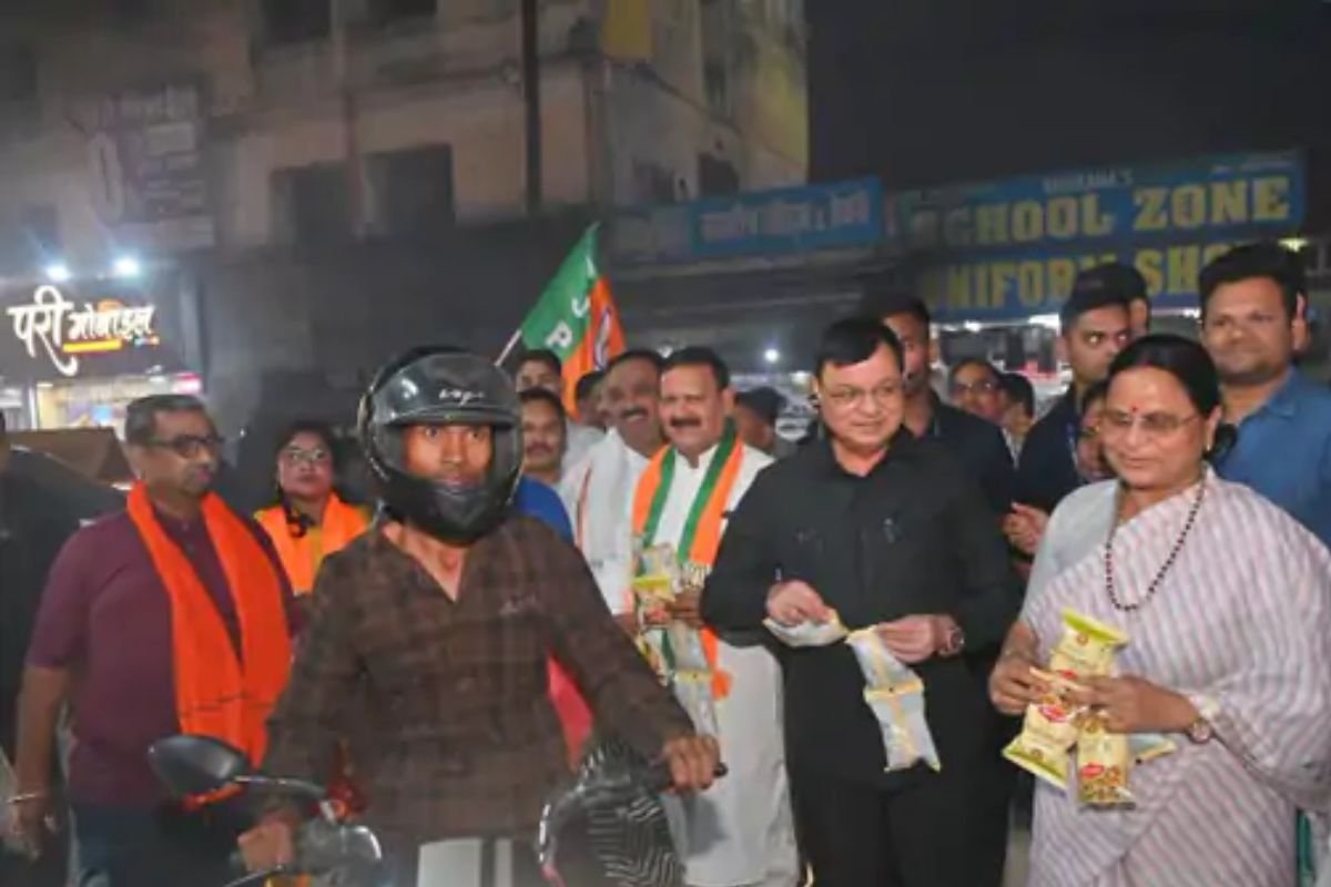 तीन राज्यों में भाजपा की जीत पर कोरबा में जश्न: टीपी नगर चौक पर आतिशबाजी, मंत्री लखनलाल देवांगन ने बांटी मिठाई