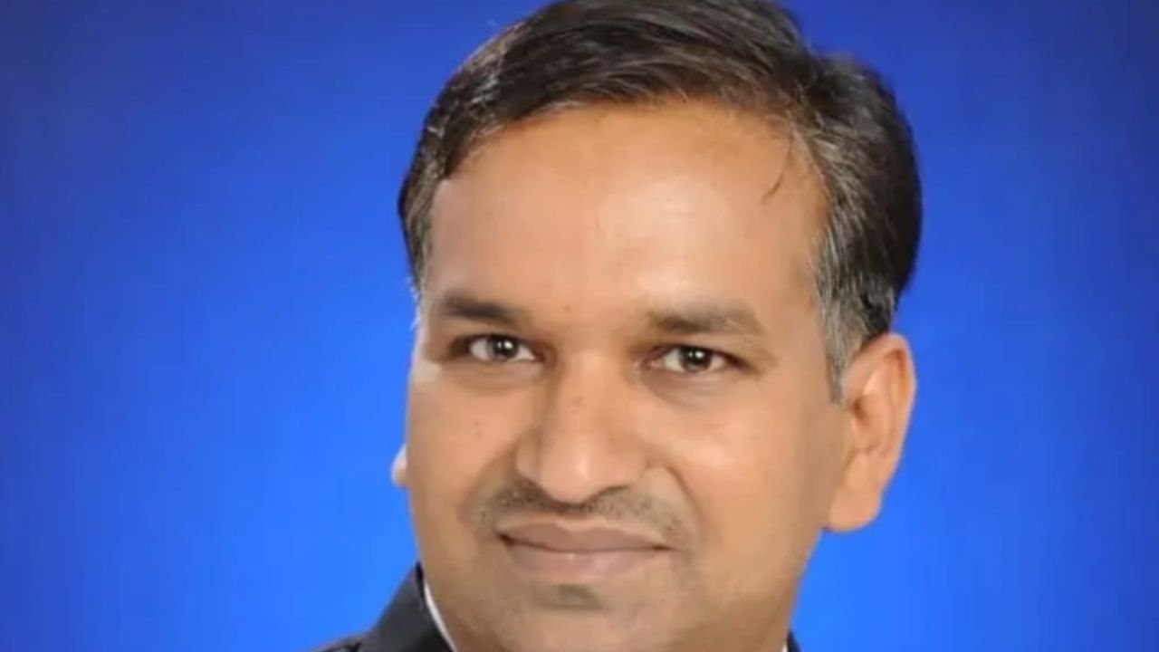 खाद-बीज वितरण में लापरवाही पर भड़के अशोक साहू, किसानों को दी सतर्क रहने की सलाह