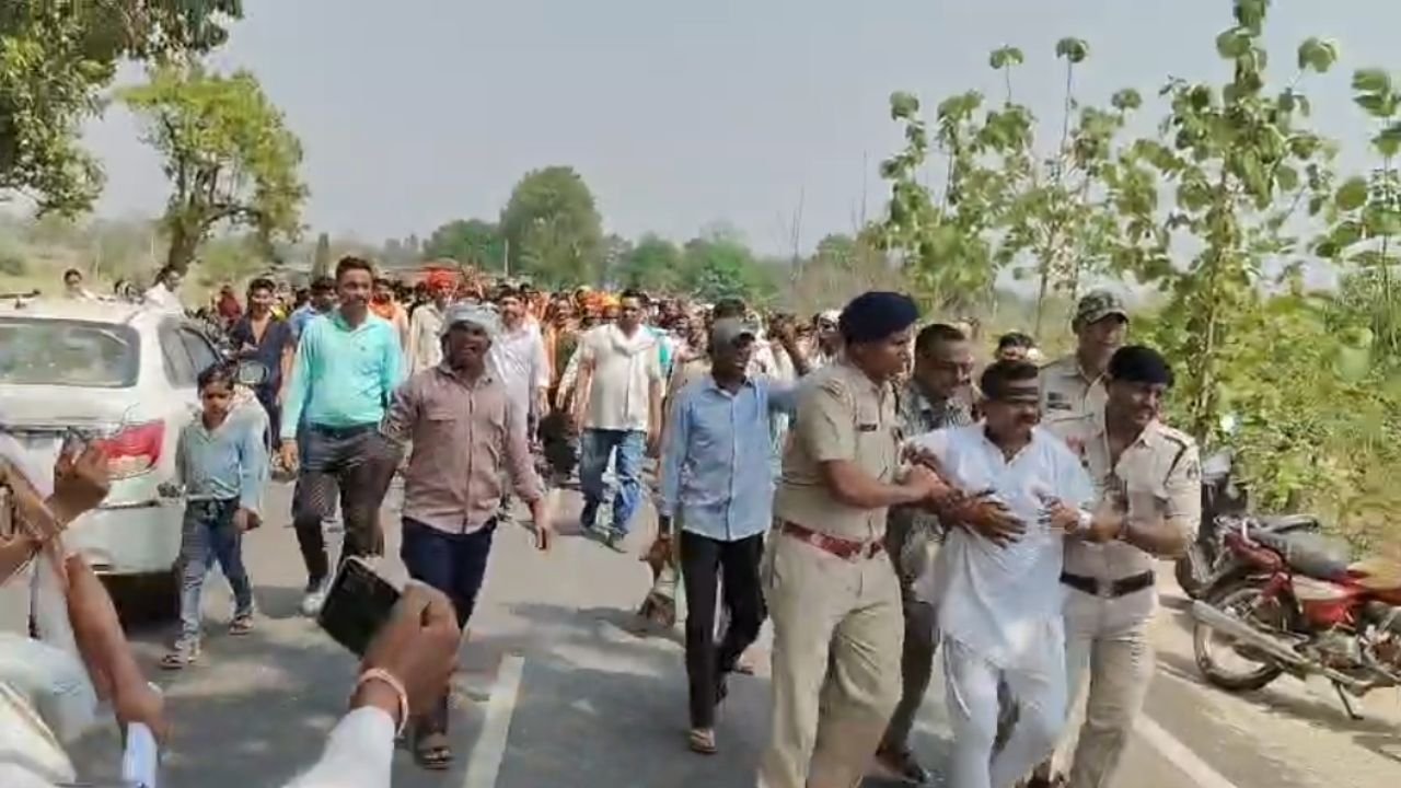 सुशासन शिविर में हंगामा: काला झंडा लेकर पहुंचे ग्रामीण, किसान नेता सुरेश आयाम हिरासत में