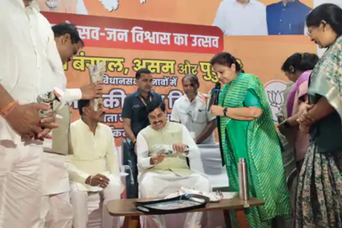 बुरहानपुर में सीएम डॉ. मोहन यादव का उद्योगपतियों से संवाद, निमाड़ में इन्वेस्टर्स समिट की घोषणा; विजय उत्सव में खाई झालमुड़ी, कांग्रेस पर साधा निशाना