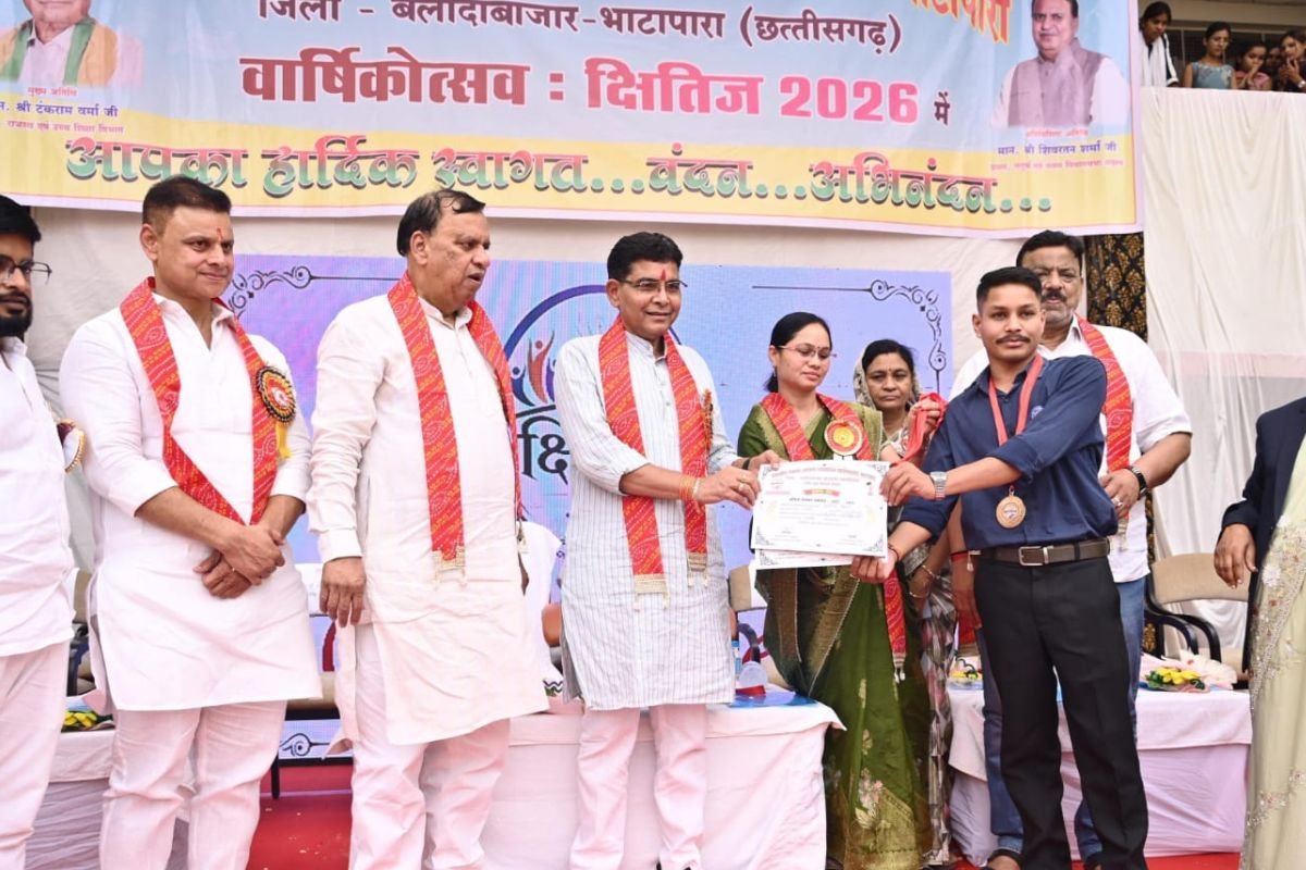 भाटापारा कॉलेज में स्नेह सम्मेलन ‘क्षितिज’, मंत्री टंकराम वर्मा का बड़ा संदेश, कड़ी मेहनत ही सफलता की कुंजी; अतिक्रमण हटाने के सख्त निर्देश