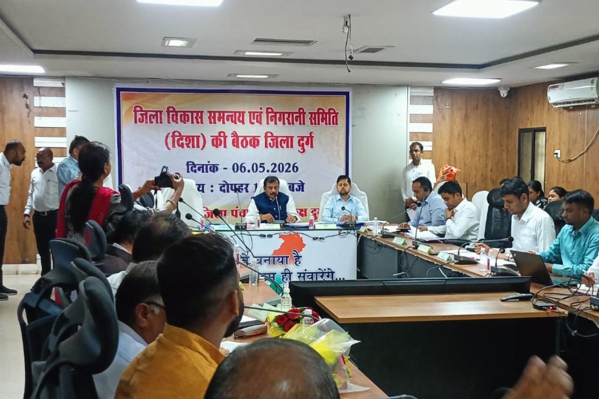 दुर्ग में दिशा समिति बैठक: सांसद विजय बघेल का जोर- “एक पेड़ माँ के नाम” अभियान से हरियाली और जल संरक्षण बढ़ाएं, योजनाओं की सख्त मॉनिटरिंग के निर्देश