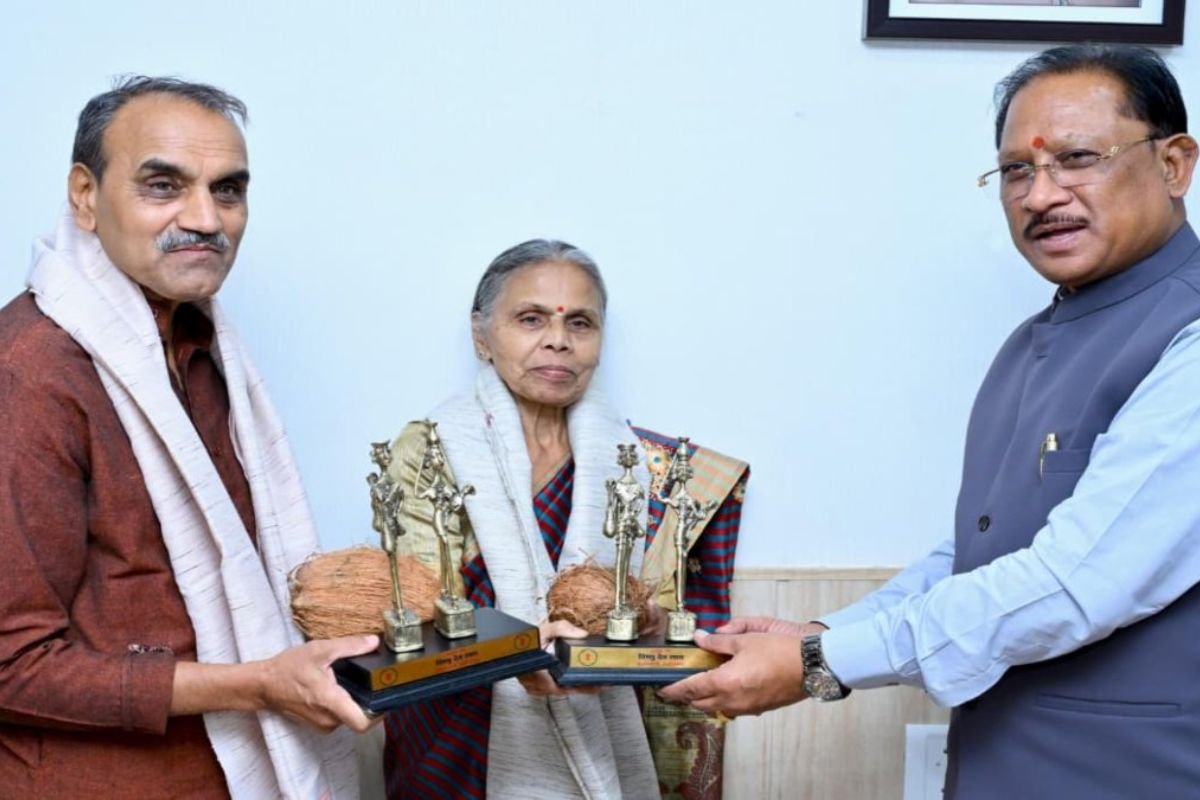 पद्मश्री गोडबोले दंपति से मिले मुख्यमंत्री साय, बोले- बस्तर सेवा और समर्पण की मिसाल