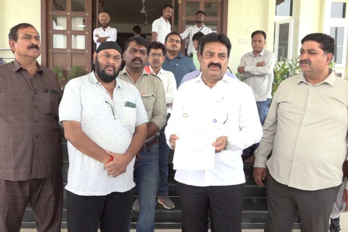 डीजल कीमतों में बढ़ोतरी के बीच बस किराया बढ़ाने की मांग, परिवहन मंत्री को सौंपा ज्ञापन