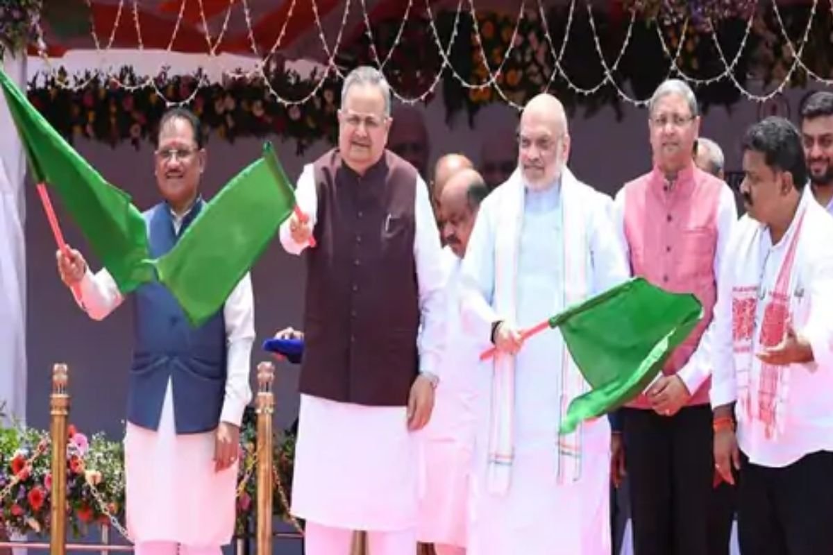 अमित शाह ने रायपुर में डायल-112 के 400 हाईटेक वाहनों को दिखाई हरी झंडी, अब एक नंबर पर मिलेगी पुलिस, फायर और मेडिकल मदद
