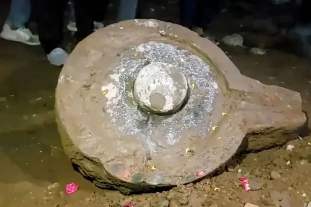 उज्जैन में खुदाई के दौरान मिला विशाल शिवलिंग, बुद्ध पूर्णिमा पर महाकाल नगरी में उमड़ा आस्था का सैलाब