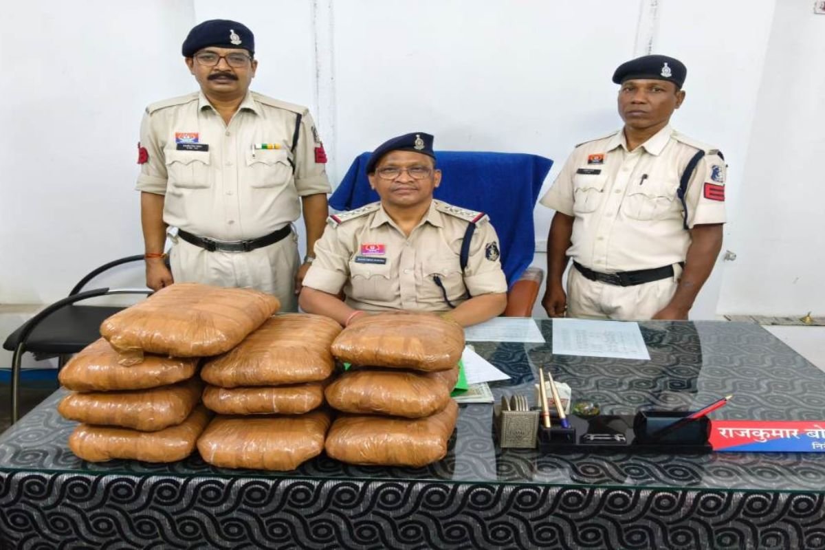 हीराकुंड एक्सप्रेस में 10 किलो गांजा बरामद, जीआरपी की बड़ी कार्रवाई; अज्ञात तस्करों की तलाश तेज