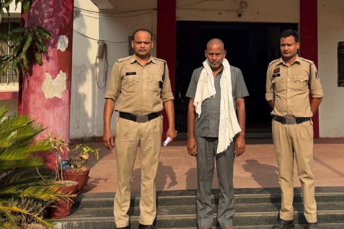 महासमुंद में 1.12 करोड़ रुपये का धान घोटाला: केंद्र प्रभारी गिरफ्तार, भेजा गया जेल