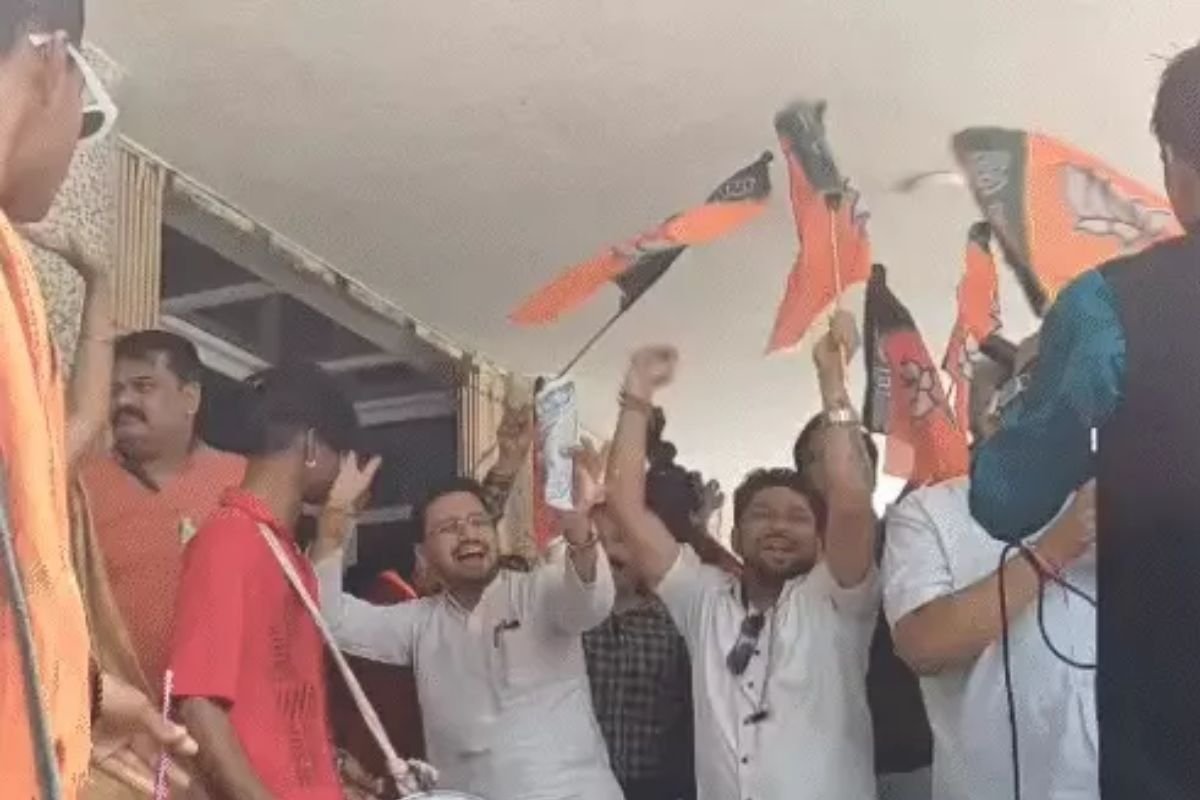 बंगाल-असम में बढ़त से बीजेपी में जश्न: रायपुर-बिलासपुर में ‘झालमुड़ी’ और आतिशबाजी के साथ सेलिब्रेशन